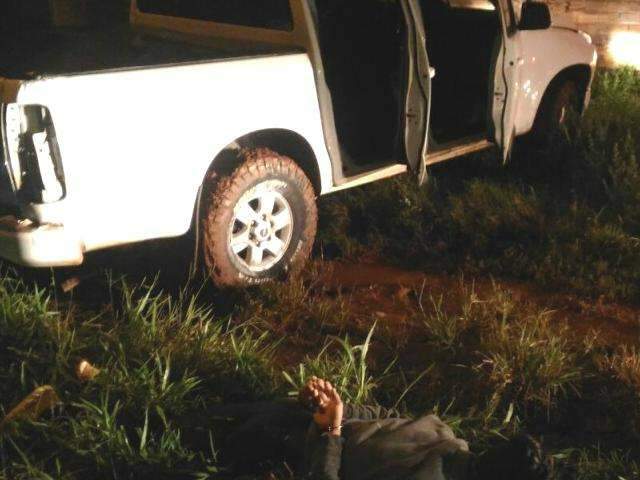 Bandidos roubam caminhonete e se envolvem em persegui&ccedil;&atilde;o e tiroteio