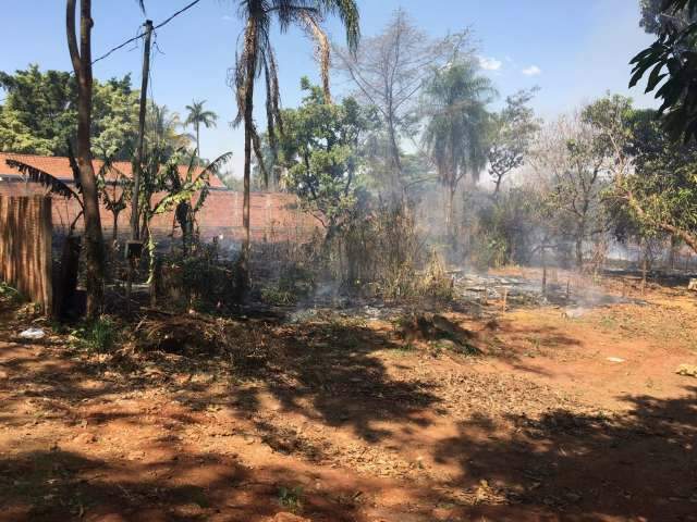 Inc&ecirc;ndio em pastagem assusta moradores no Jardim Monte Alegre