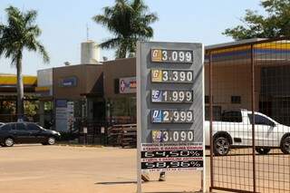 Alguns postos cobram acima de R$ 3 pelo litro da gasolina nesta manhã (Foto: Fernando Antunes)