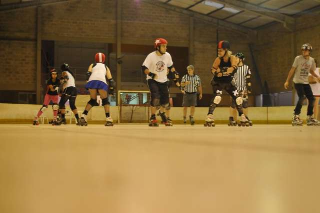 Meninas cal&ccedil;am os patins para primeiras batalhas de roller derby na cidade 