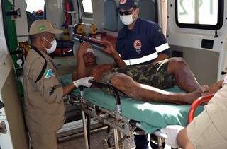 Juscelino foi socorrido e encaminhado ao Pronto Socorro do Hospital Regional de Coxim. Foto: Maikon Leal/CoximAgora)