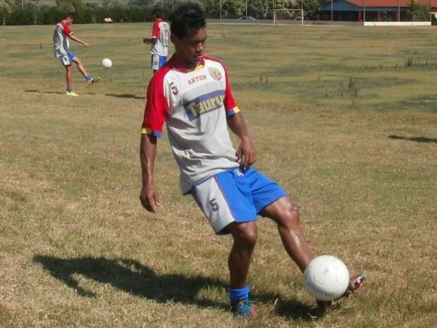Melhor lateral do &uacute;ltimo campeonato se apresenta ao Sete de Dourados