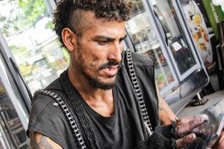 Miller, é na verdade Cléber Miguel da Silva, morador de rua que chama a atenção pelo estilo único (Foto: Kísie Ainoã)