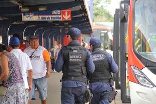 Guardas municipais durante ronda no Terminal Morenão (Foto: Marcos Ermínio)