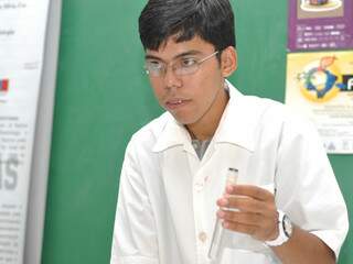 O estudante constatou que o chamado LCC, consegue matar a larva do mosquito da dengue. (Fotos: Marlon Ganassin)