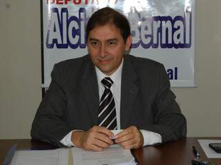 Alcides Bernal pensa em se afastar para conseguir estrutura para campanha