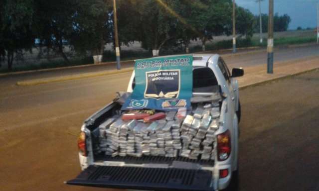 Pol&iacute;cia Militar Rodovi&aacute;ria apreende Triton roubada com mais de 300 kg de maconha
