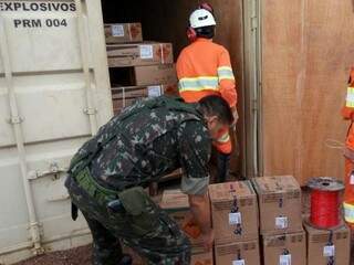 Militares e funcionários recolhem produtos aprrendidos durante a operação