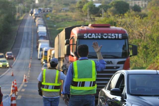 Acidente entre carro e carreta no anel viário mata motorista e passageiro