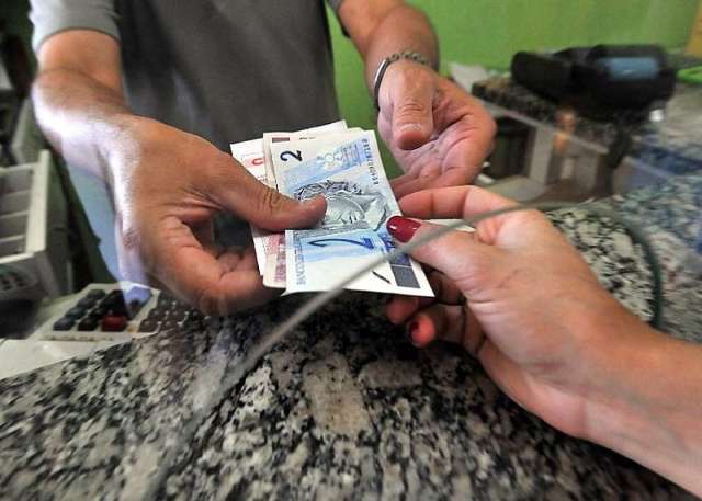 Trabalhador nascido em setembro j&aacute; pode sacar abono salarial 2017