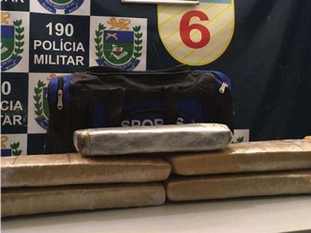 Traficante tenta fugir, mas acaba preso com tabletes de maconha em ve&iacute;culo 