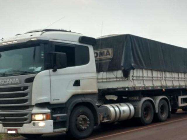 PRF apreende carreta roubada no RJ carregada com 200 mil ma&ccedil;os de cigarros