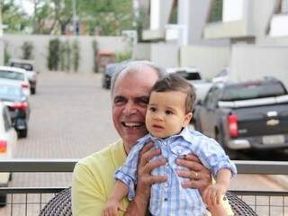 Cláudio José Benites segurando o neto, Caio de um ano dez meses (Foto: Arquivo pessoal)