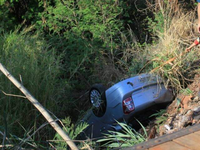 Condutor fica ferido ap&oacute;s cair com carro em c&oacute;rrego no S&iacute;lvia Regina 