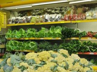 Verduras e legumes são substituídos diariamente. (Foto: Alcides Neto)