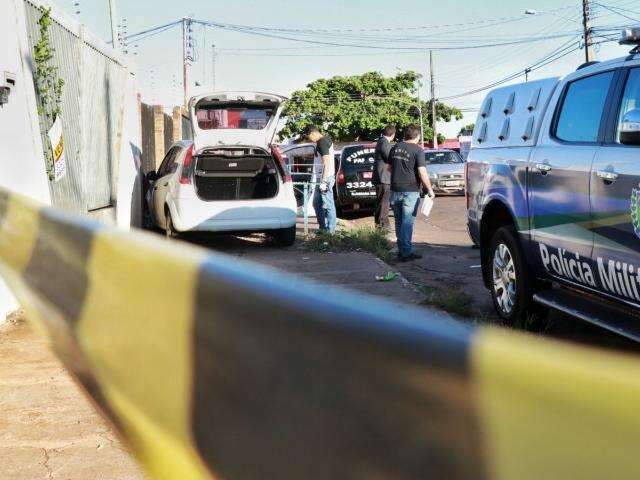 Homem encontrado em carro tem 48 anos e foi morto com 14 facadas