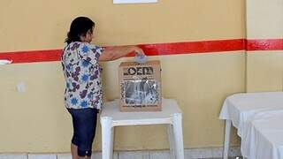 Eleitora vota em Corumbá, para escolher presidente da Bolívia. (Foto: Diário Corumbaense)