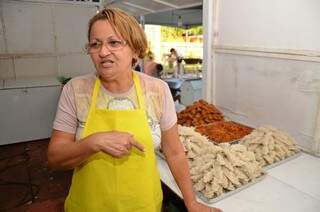 Lenita quer vender 3 mil cocadas no primeiro dia da Expogrande. (Foto: Vanderlei Aparecido)
