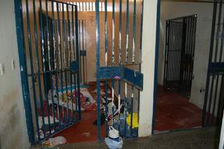 Celas que foram danificadas pelos presos. (Fotos: Itaporã Hoje)