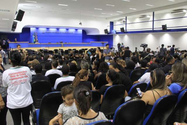 Enfermeiros e contr&aacute;rios &agrave; &#039;lei da morda&ccedil;a&#039; lotam a C&acirc;mara