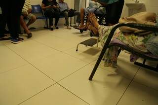 Com superlotação acima do normal, pacientes são atendidos em cadeira (Foto: João Paulo Gonçalves)