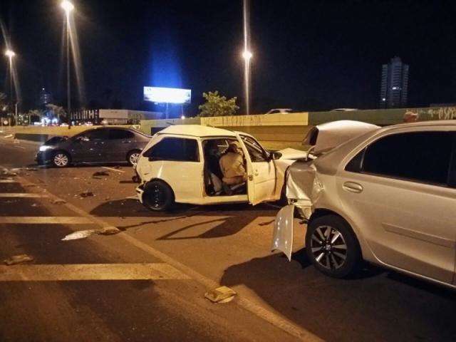 Motoristas batem e Civic provoca outro acidente antes da pol&iacute;cia chegar