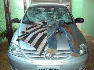 Carro do policial foi danificado e roupas ficaram com sangue. (Foto: Divulgação)