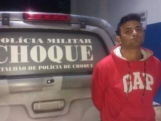 Matheus Matos foi preso enquanto deixava sua casa no Aero Rancho armado no Corsa vermelho (Fotos: Divulgação/PM)