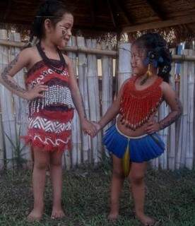 Vestidinhas dos pés à cabeça, meninas aprendem a ter orgulho desde cedo. (Foto: Nilzanir Martins)