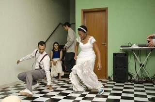 Agora, acompanhado da noiva, com os movimentos limitados pelo vestido (Foto: Lucas Lobo)