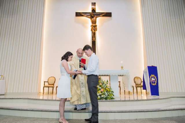 Da primeira dan&ccedil;a ao casamento, Santo Ant&ocirc;nio esteve sempre com Carol e Marcelo