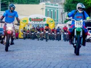 Competidores durante largada do mountain bike na edição do ano passado (Foto: Renê Marcio Carneiro/Prefeitura de Corumbá)