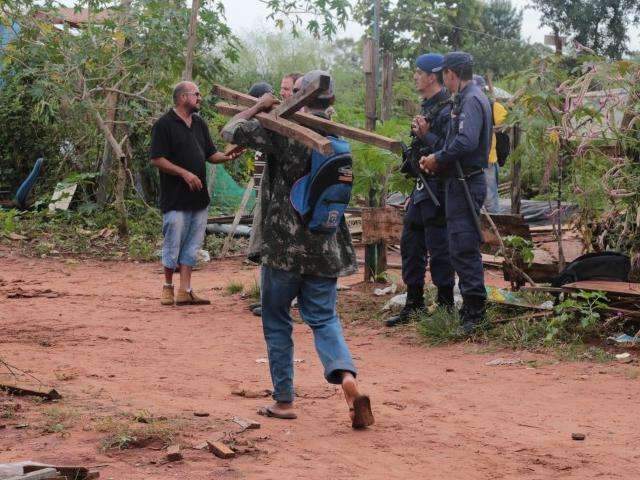 Sa&iacute;da de &uacute;ltimos moradores determina o fim de favela &agrave;s margens do lix&atilde;o