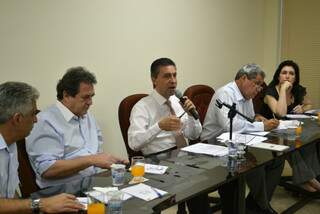 Youssif Domingos, senador Waldemir Moka, Esacheu Nascimento, André Puccinelli e Simone Tebet, na mesa trabalhos do encontro. (Foto: Divulgação)