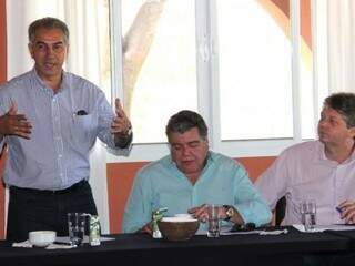 Ministro Sarney Filho - sentado entre Reinaldo e o secretário Jaime Verruck, também assinou acordo. (Foto: Divulgação)