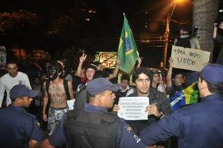 Grupo com 6 mil manifestantes chegou primeiro no Paço Municipal. (Foto: João Garrigó)