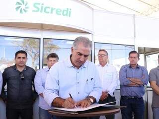 Governador Reinaldo Azambuja (PSDB) assinou convênio, no Parque do Laçador (Foto: Henrique Kawaminami)