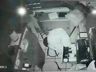 Ladrão vasculha o caixa do restaurante procurando objetos para furtar (Foto: reprodução/vídeo) 