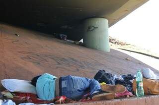 Com fechamento do Cetremi, solução foi dormir em viaduto. (Foto: Alcides Neto)