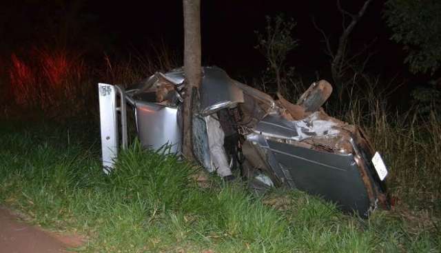 Motorista de 26 anos morre ap&oacute;s carro atingir coqueiro na BR-163