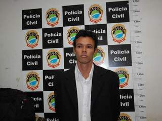 Estelionátário está preso na 1ª Delegacia de Polícia Civil. (Foto: Paula Vitorino)