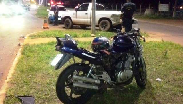 Em alta velocidade, motociclista colide em camionete e fica em estado grave