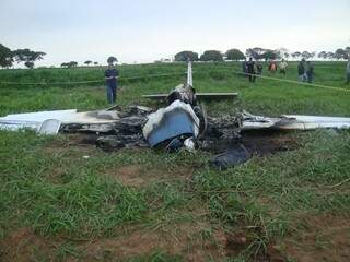 Avião pegou fogo após queda e corpos foram carbonizados. (Foto: Polícia Civil)