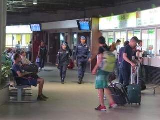 Dupla de guardas civis em rondas pelo terminal (Foto: PMCG/Divulgação)