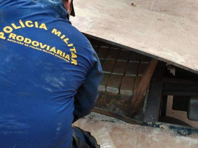 Pol&iacute;cia apreende pasta-base de coca&iacute;na em fundo falso de caminh&atilde;o com milho