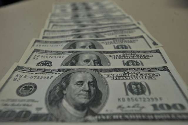 D&oacute;lar recua mais de 1% e fecha o dia cotado abaixo de R$ 3,70