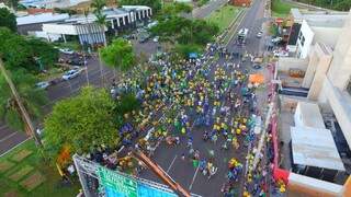 De cima, é possível ver pessoas se reunindo na avenida. (Foto: Gabriel Rodrigues/Fly Drones)