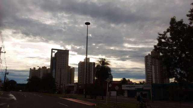 Domingo típico de verão terá tempo abafado e chuva rápida