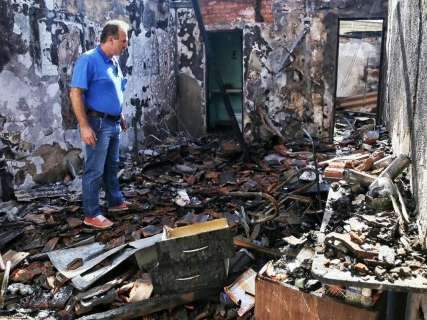 Incêndio destrói salão de beleza e loja de roupas na Rui Barbosa