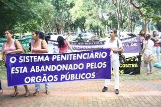Com faixas, cerca de 30 mulheres protestaram por melhores condições em presídio (Foto: Marcos Ermínio)